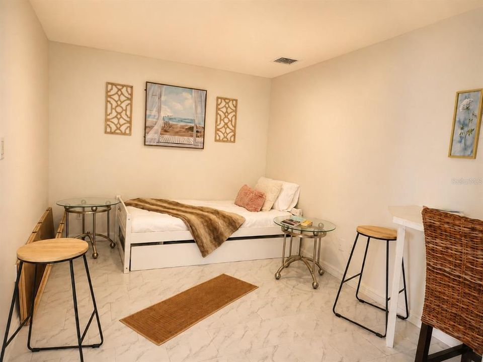 For Sale: $189,000 (2 beds, 1 baths, 1050 Square Feet)
