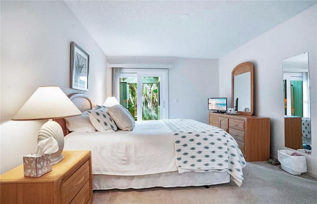 For Sale: $439,000 (2 beds, 2 baths, 1066 Square Feet)