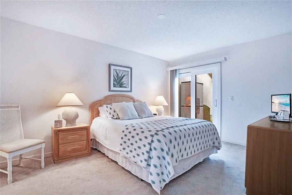 For Sale: $439,000 (2 beds, 2 baths, 1066 Square Feet)