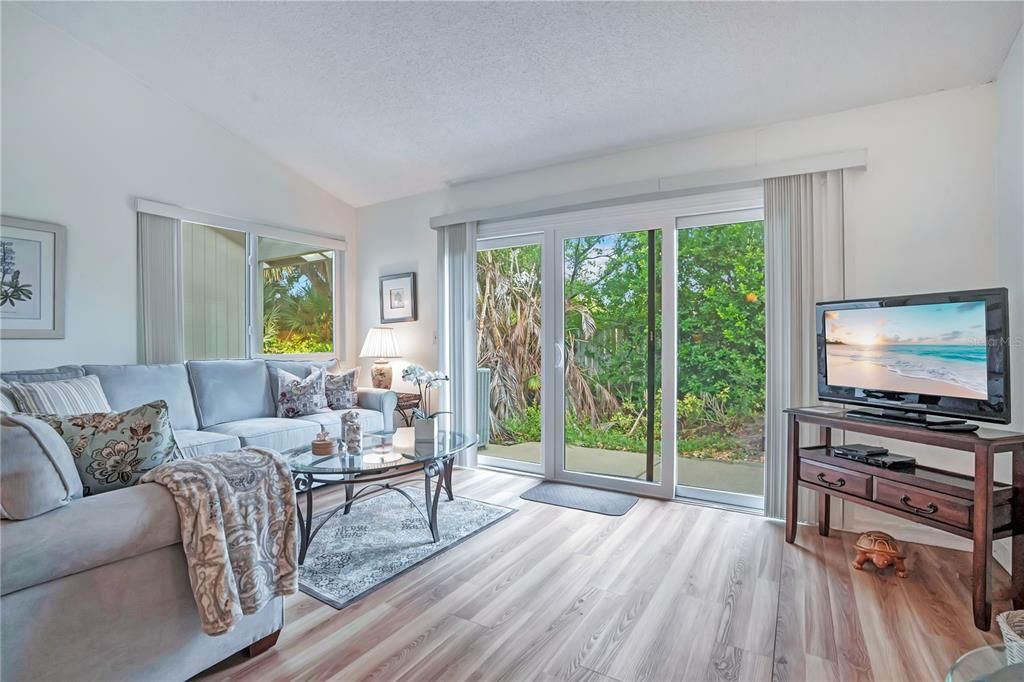 For Sale: $439,000 (2 beds, 2 baths, 1066 Square Feet)