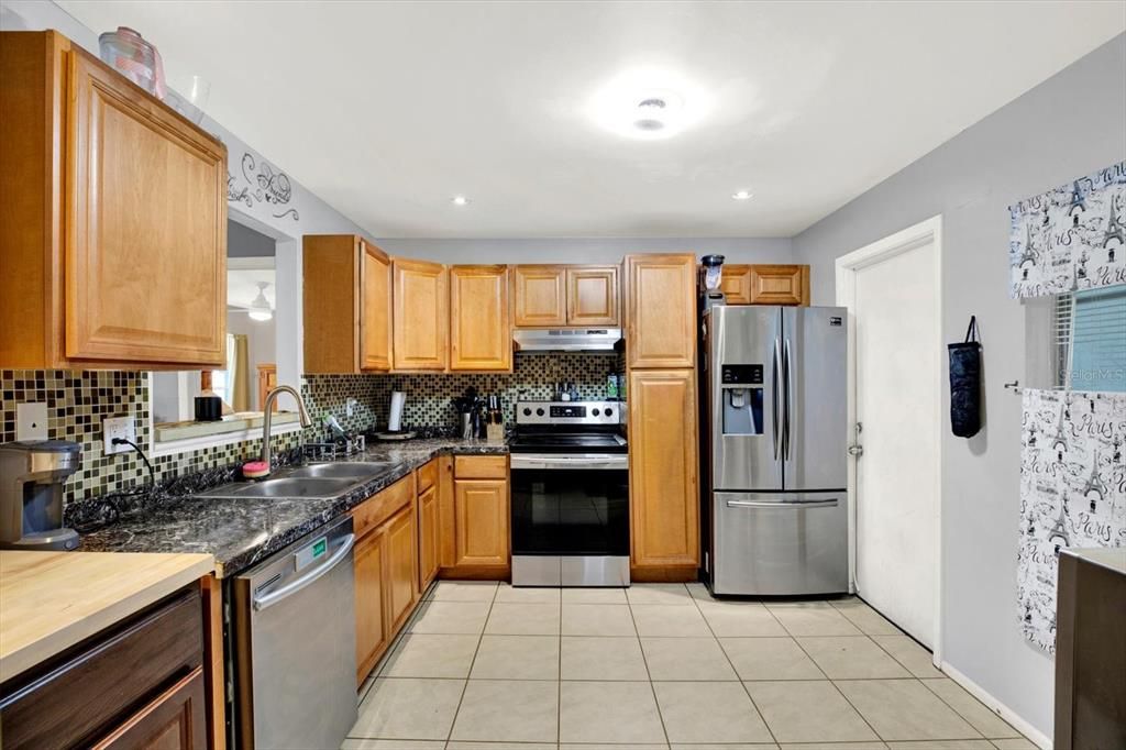 Active With Contract: $299,900 (3 beds, 2 baths, 1261 Square Feet)