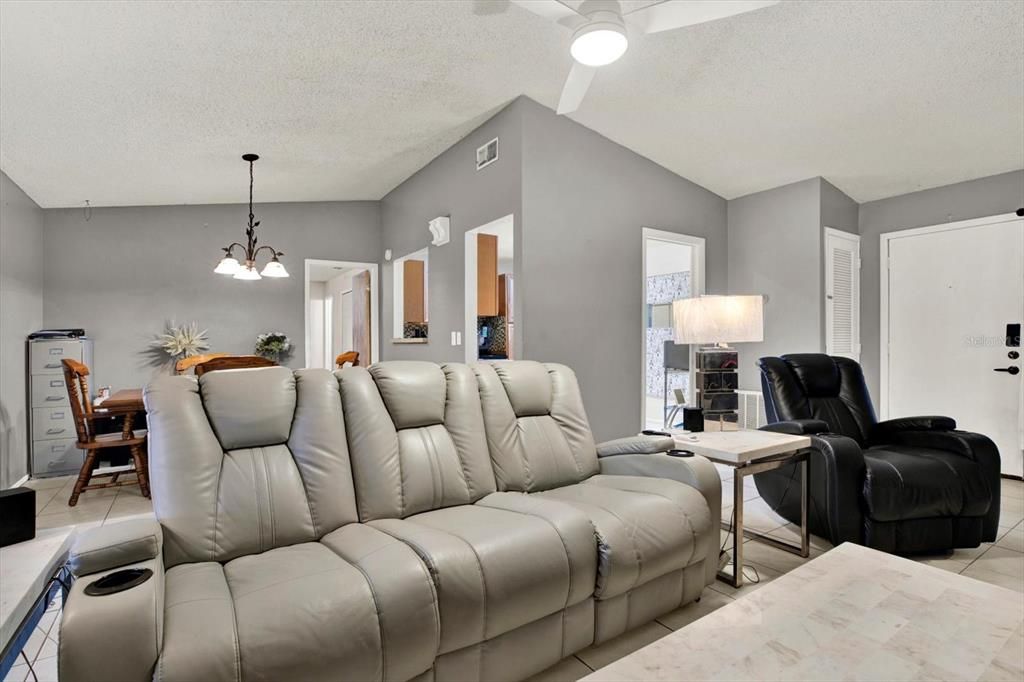 Active With Contract: $299,900 (3 beds, 2 baths, 1261 Square Feet)