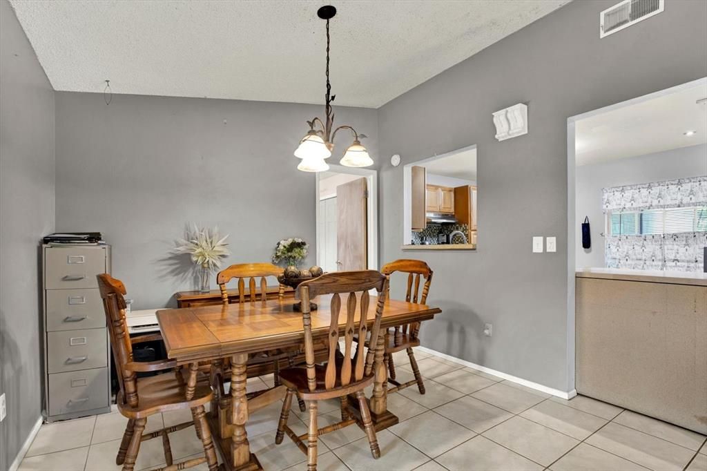 Active With Contract: $299,900 (3 beds, 2 baths, 1261 Square Feet)