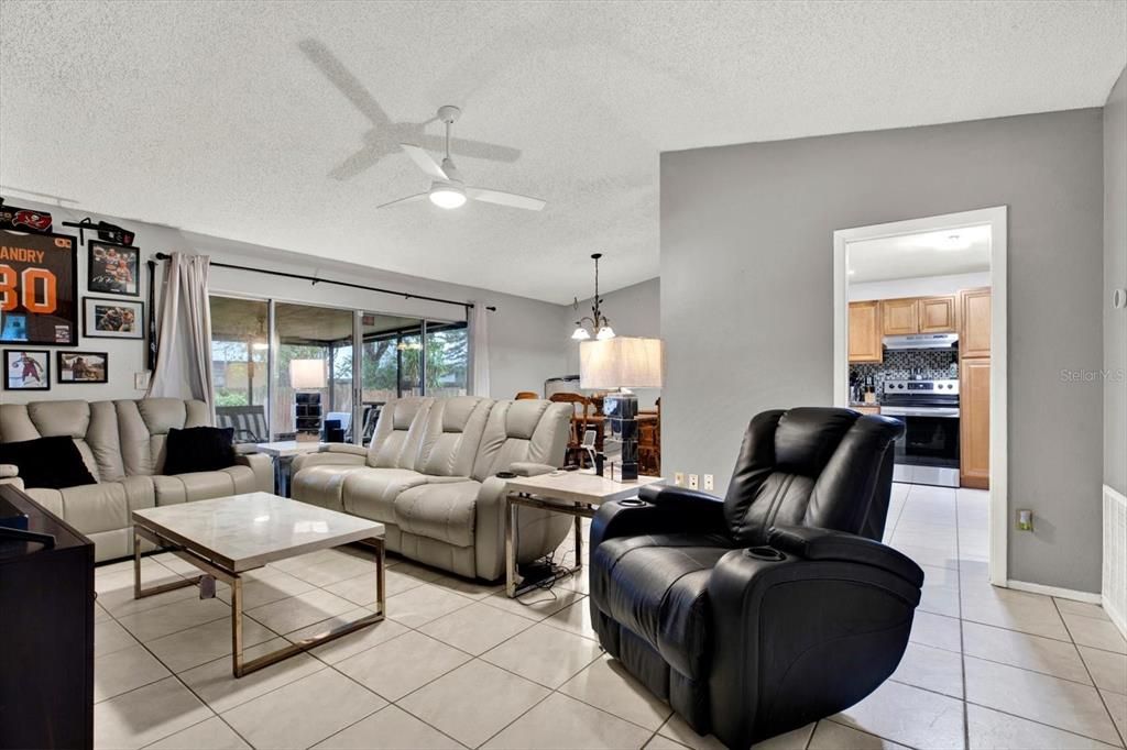 Active With Contract: $299,900 (3 beds, 2 baths, 1261 Square Feet)