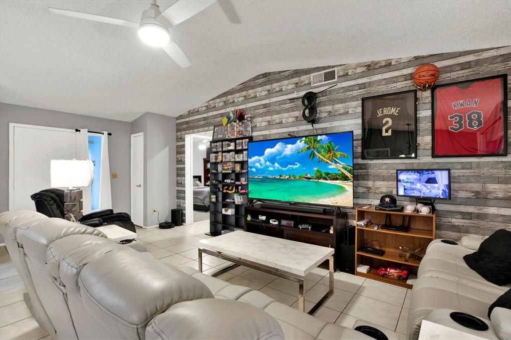 Active With Contract: $299,900 (3 beds, 2 baths, 1261 Square Feet)