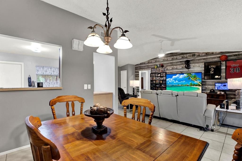 Active With Contract: $299,900 (3 beds, 2 baths, 1261 Square Feet)