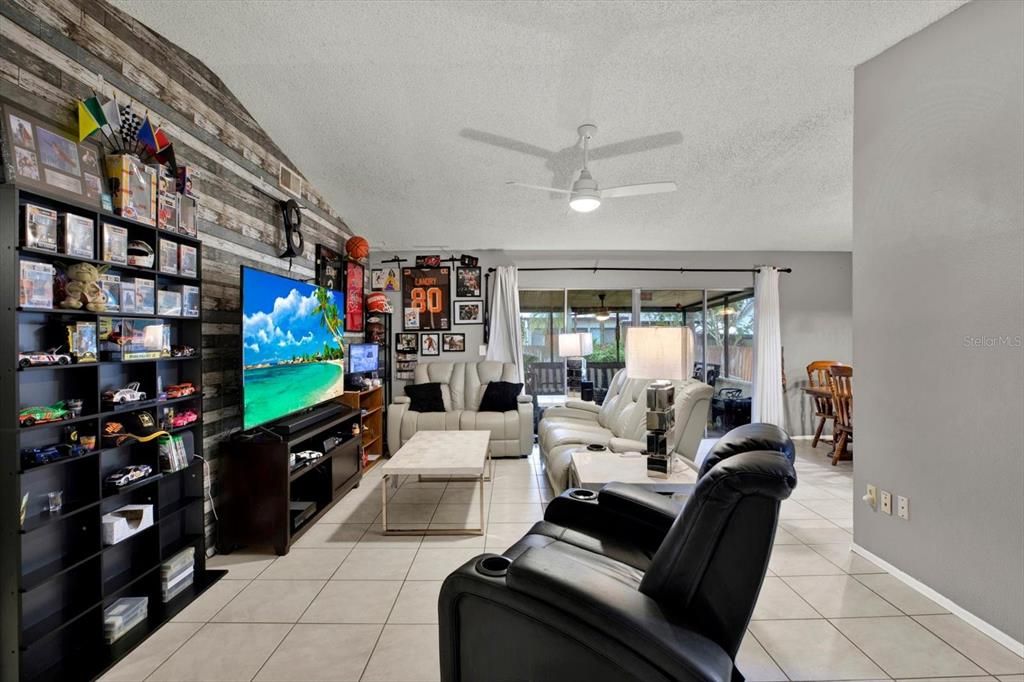 Active With Contract: $299,900 (3 beds, 2 baths, 1261 Square Feet)