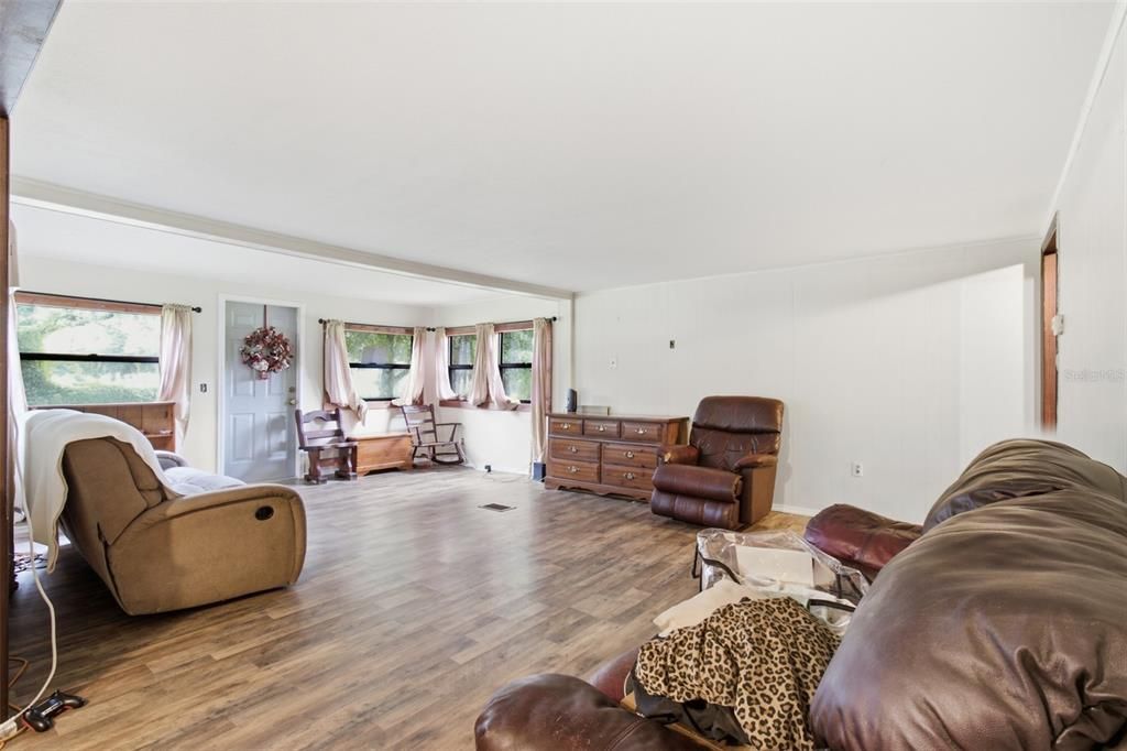For Sale: $350,000 (3 beds, 1 baths, 992 Square Feet)