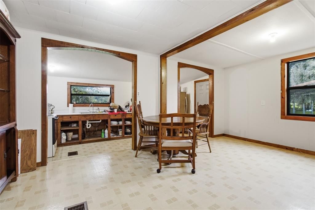 For Sale: $350,000 (3 beds, 1 baths, 992 Square Feet)