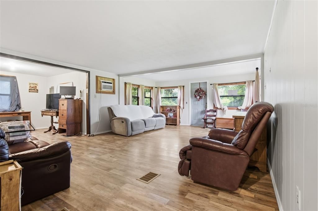 For Sale: $350,000 (3 beds, 1 baths, 992 Square Feet)