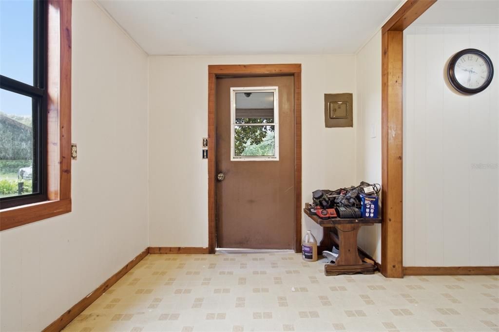 For Sale: $350,000 (3 beds, 1 baths, 992 Square Feet)