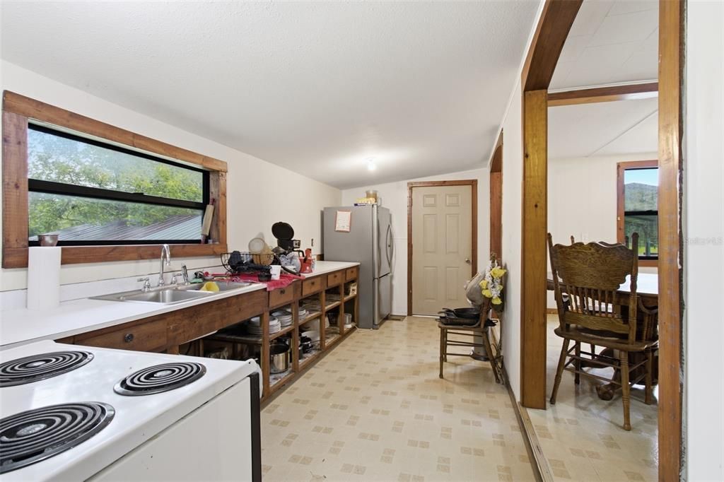 For Sale: $350,000 (3 beds, 1 baths, 992 Square Feet)