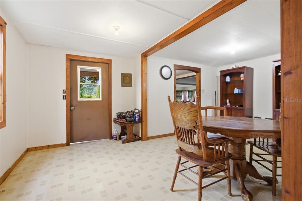 For Sale: $350,000 (3 beds, 1 baths, 992 Square Feet)
