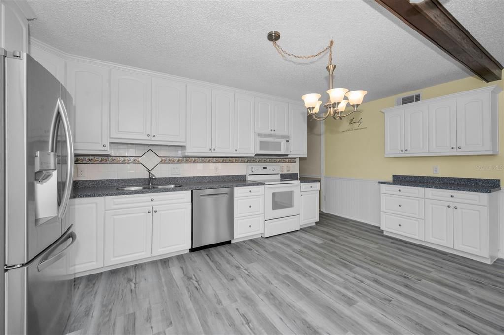 Activo con contrato: $239,000 (2 camas, 2 baños, 1675 Pies cuadrados)