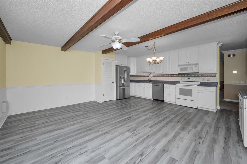 Activo con contrato: $239,000 (2 camas, 2 baños, 1675 Pies cuadrados)