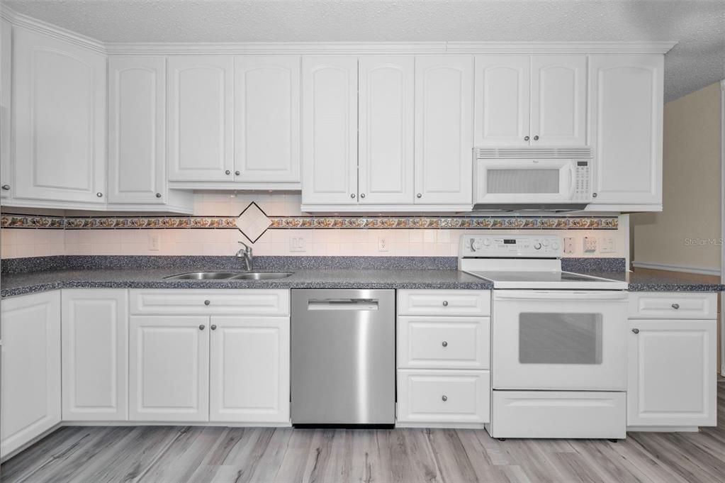 Activo con contrato: $239,000 (2 camas, 2 baños, 1675 Pies cuadrados)
