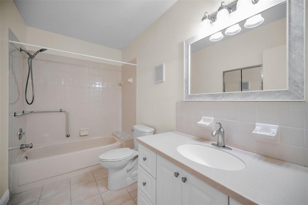 Activo con contrato: $239,000 (2 camas, 2 baños, 1675 Pies cuadrados)