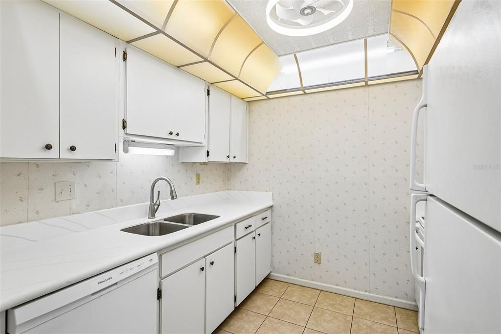 For Sale: $98,500 (1 beds, 1 baths, 960 Square Feet)