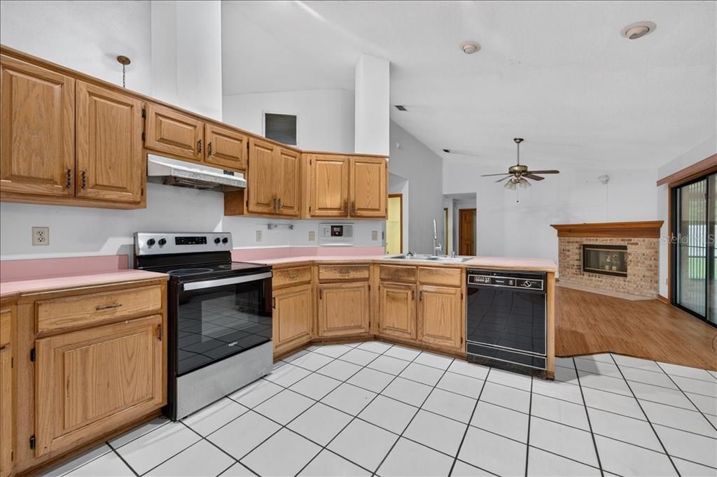 Active With Contract: $279,990 (3 beds, 2 baths, 2173 Square Feet)