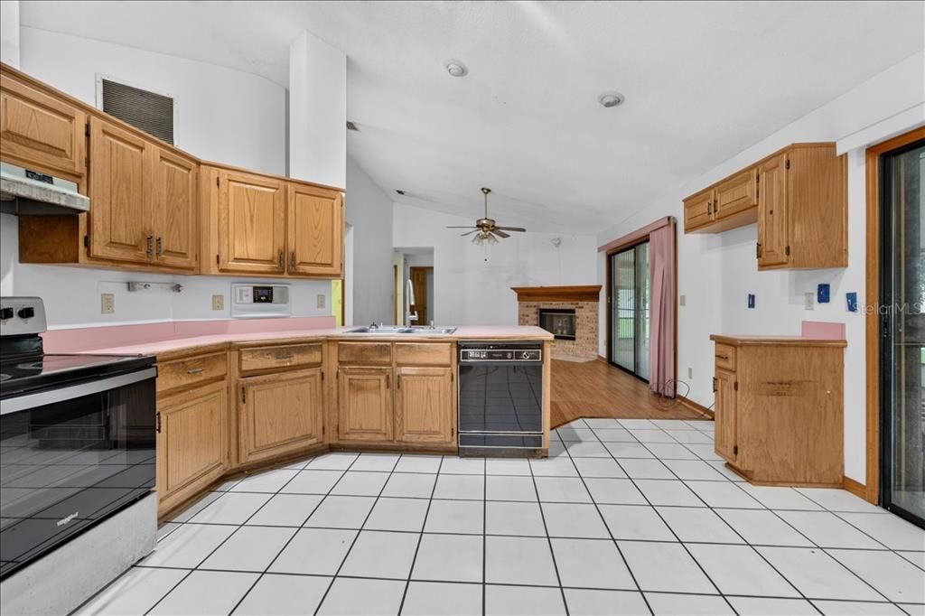 Active With Contract: $279,990 (3 beds, 2 baths, 2173 Square Feet)