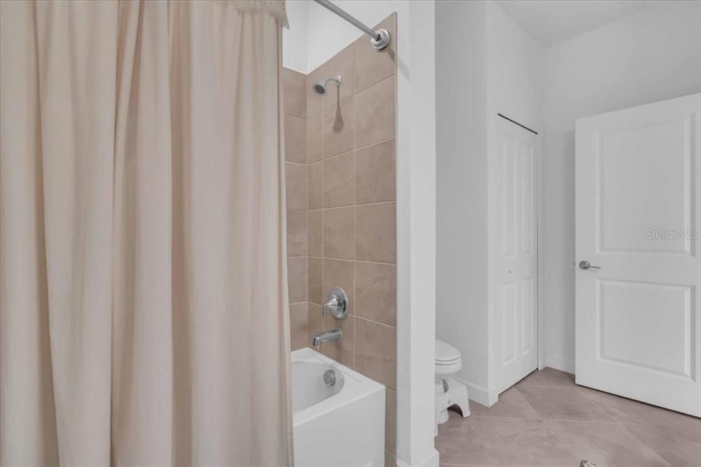 En Venta: $328,000 (3 camas, 2 baños, 1925 Pies cuadrados)