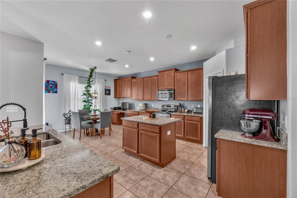 На продажу: $379,900 (6 спален, 3 ванн, 3054 Квадратных фут)