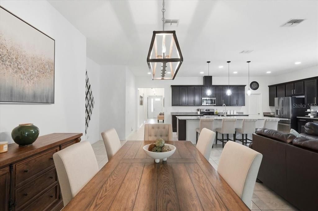 En Venta: $460,000 (4 camas, 2 baños, 2700 Pies cuadrados)