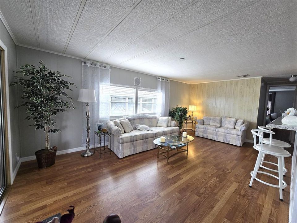 For Sale: $139,900 (2 beds, 2 baths, 936 Square Feet)