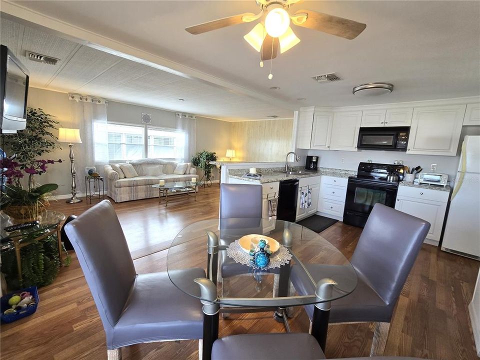 For Sale: $139,900 (2 beds, 2 baths, 936 Square Feet)