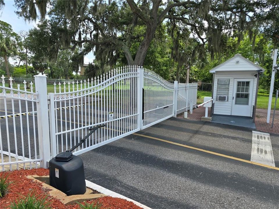 For Sale: $139,900 (2 beds, 2 baths, 936 Square Feet)
