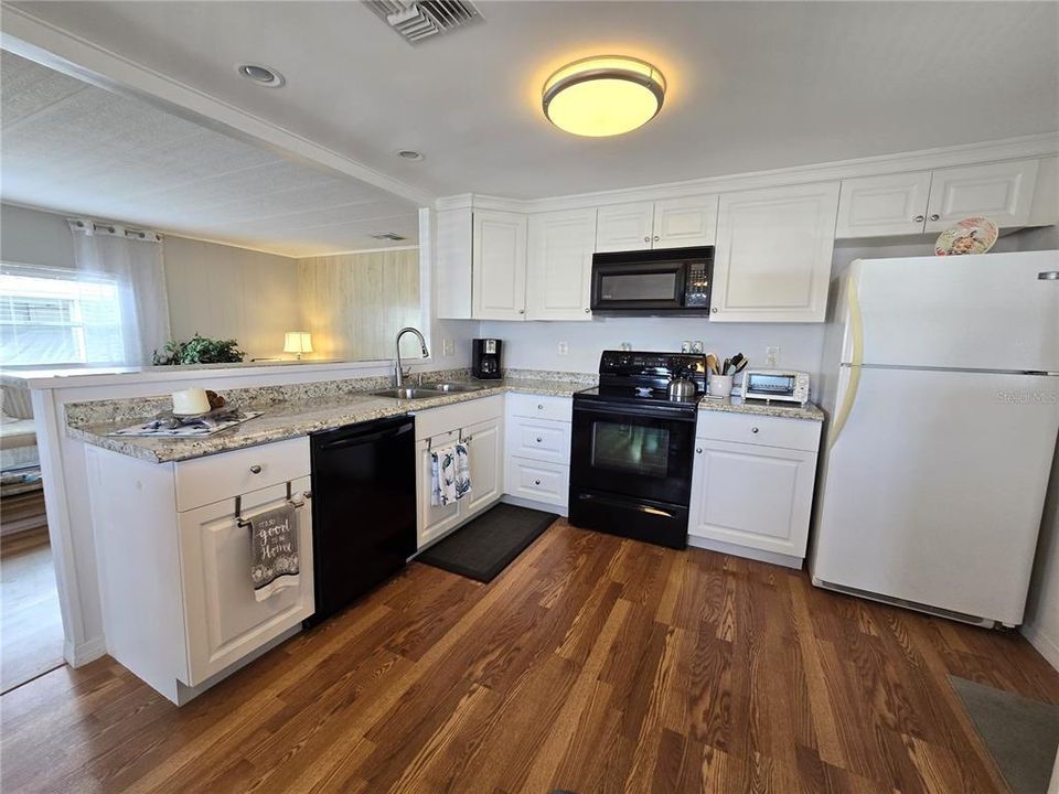 For Sale: $139,900 (2 beds, 2 baths, 936 Square Feet)