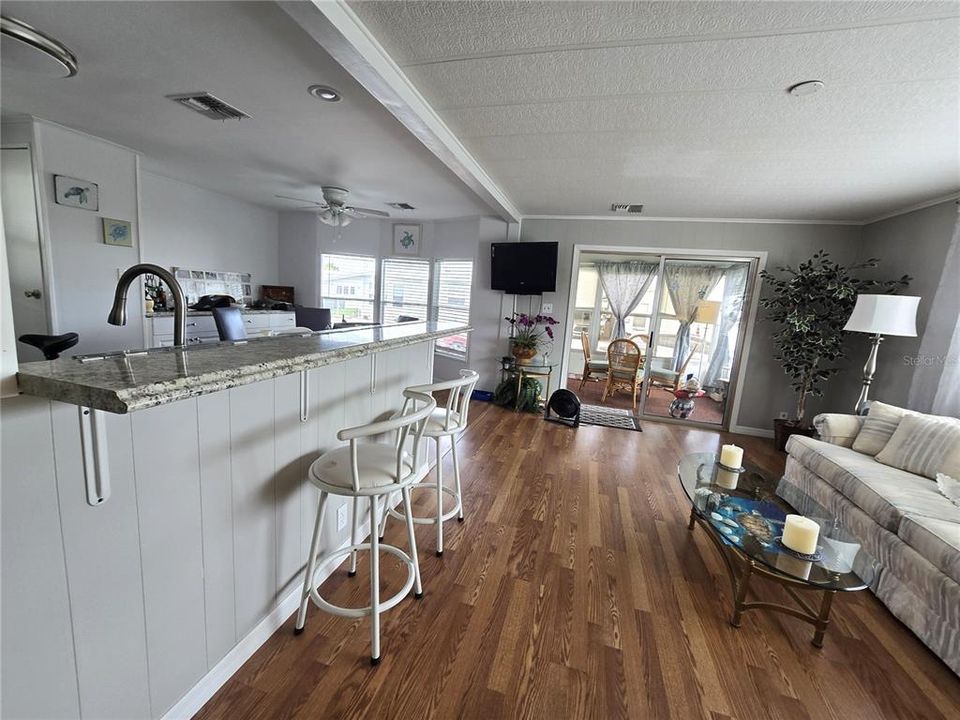 For Sale: $139,900 (2 beds, 2 baths, 936 Square Feet)