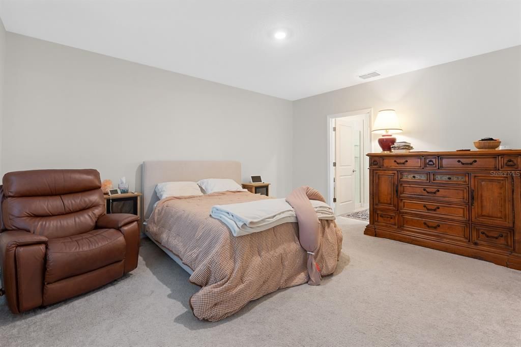 For Sale: $385,000 (5 beds, 2 baths, 2389 Square Feet)