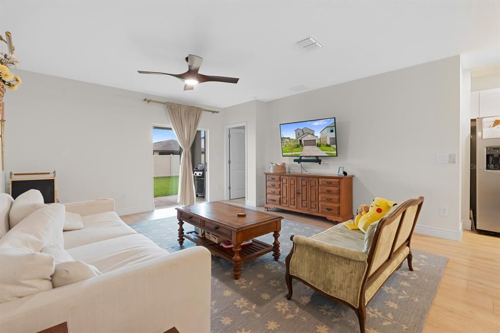For Sale: $385,000 (5 beds, 2 baths, 2389 Square Feet)