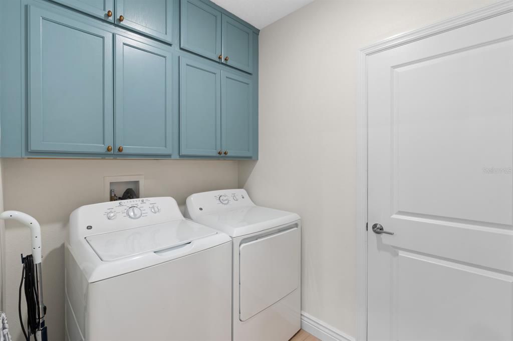 For Sale: $385,000 (5 beds, 2 baths, 2389 Square Feet)