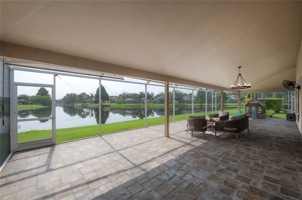 Activo con contrato: $835,000 (3 camas, 3 baños, 2554 Pies cuadrados)