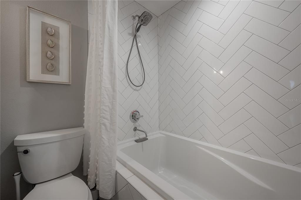 Activo con contrato: $835,000 (3 camas, 3 baños, 2554 Pies cuadrados)