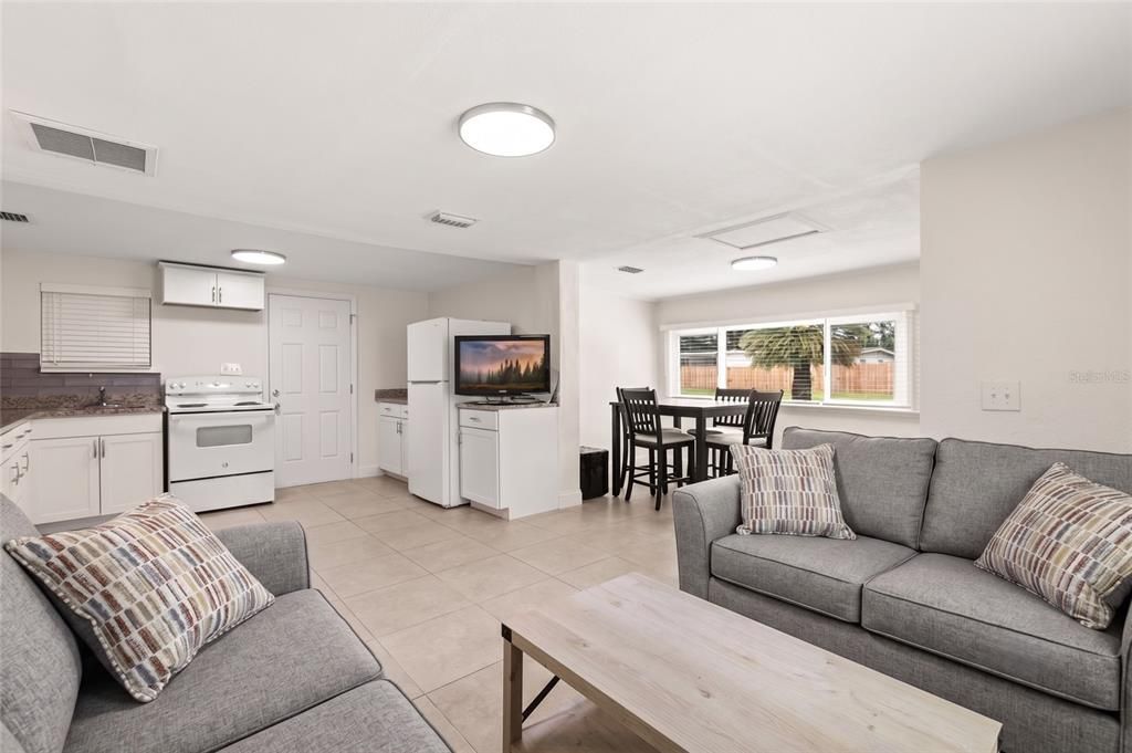 For Sale: $400,000 (3 beds, 2 baths, 1030 Square Feet)