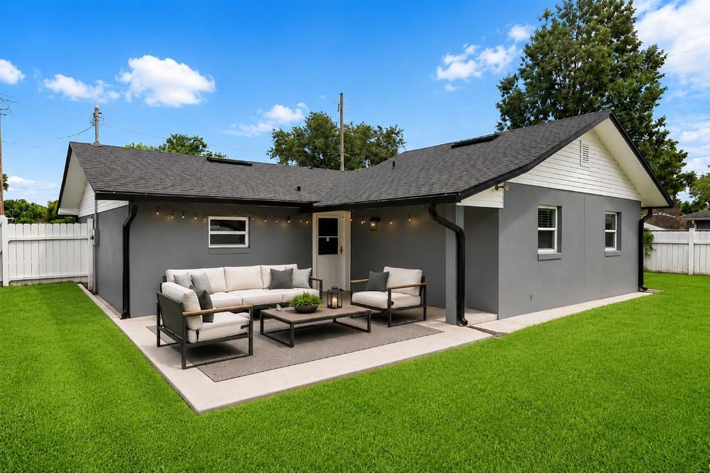 For Sale: $400,000 (3 beds, 2 baths, 1030 Square Feet)