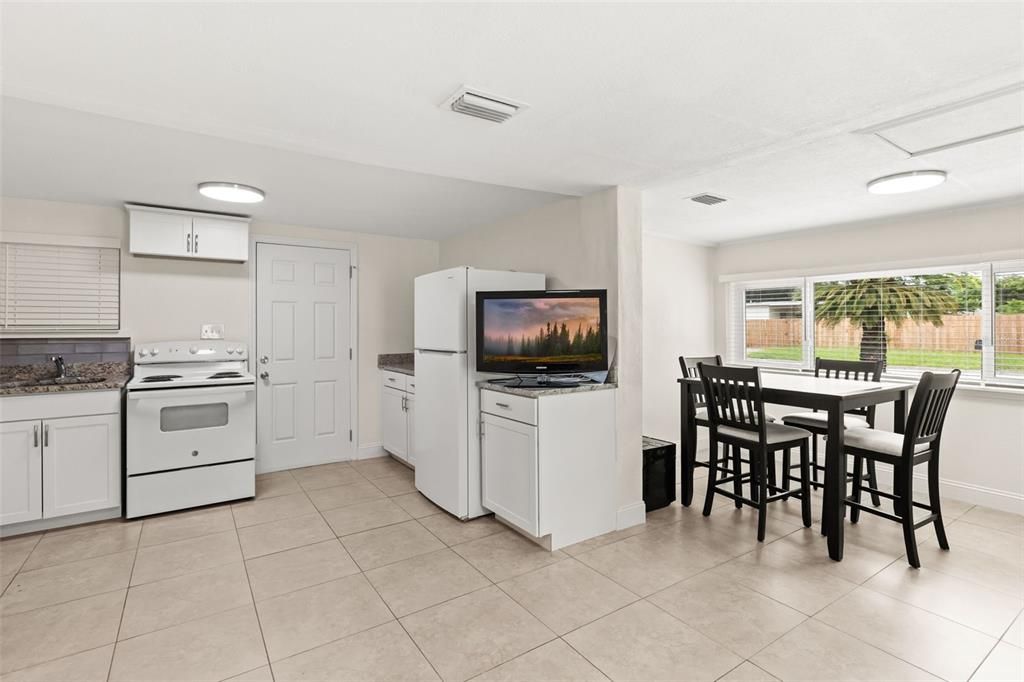 For Sale: $400,000 (3 beds, 2 baths, 1030 Square Feet)