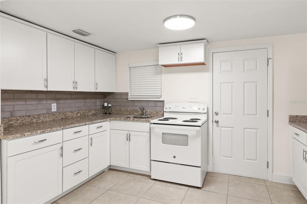 For Sale: $400,000 (3 beds, 2 baths, 1030 Square Feet)