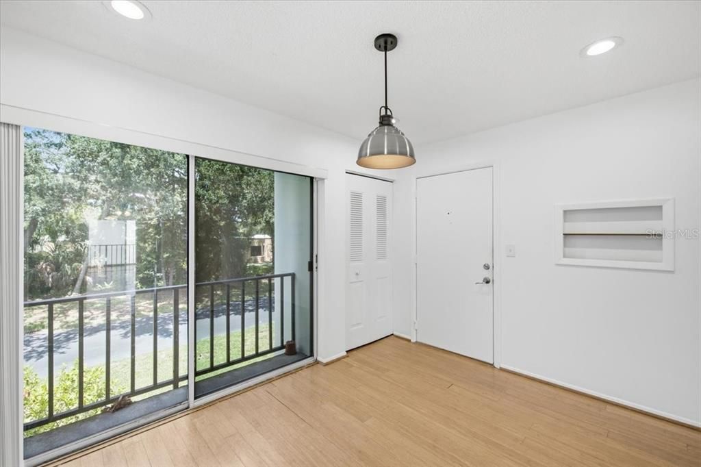 На продажу: $139,900 (2 спален, 2 ванн, 1040 Квадратных фут)