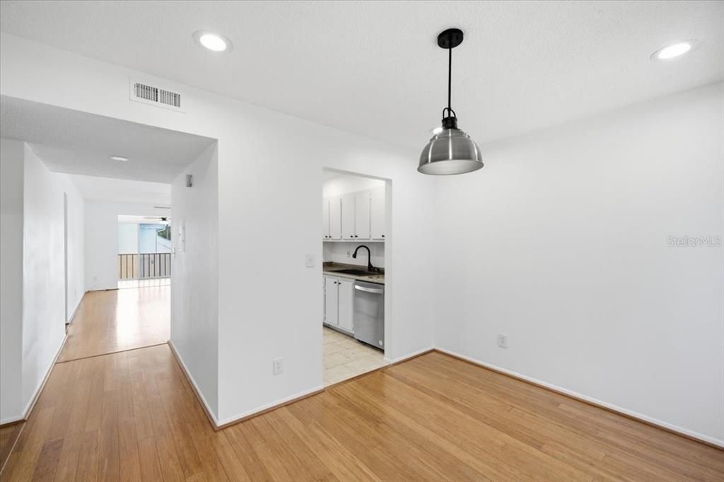 На продажу: $139,900 (2 спален, 2 ванн, 1040 Квадратных фут)