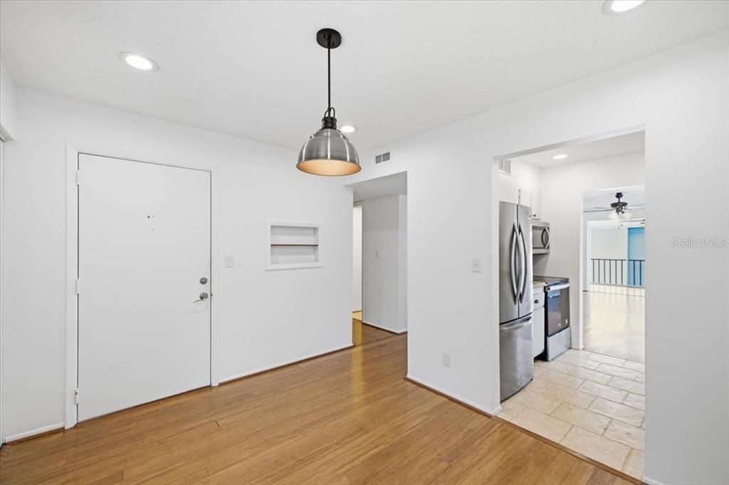 На продажу: $139,900 (2 спален, 2 ванн, 1040 Квадратных фут)