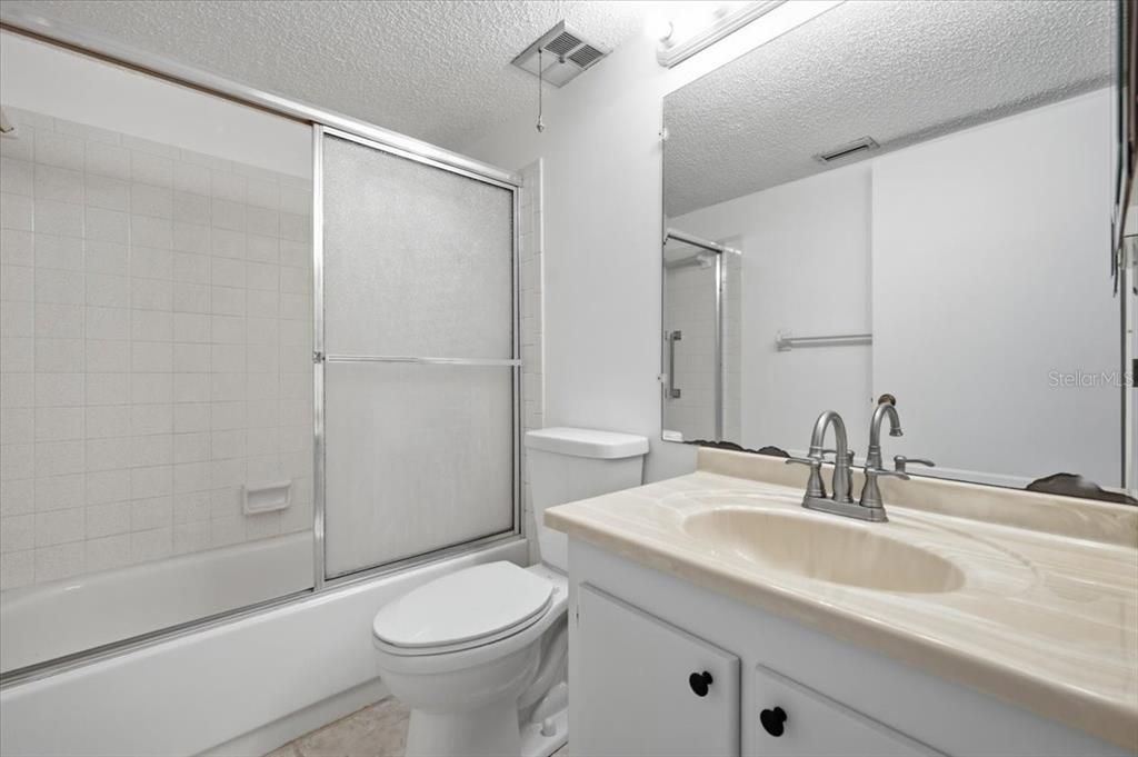 На продажу: $139,900 (2 спален, 2 ванн, 1040 Квадратных фут)