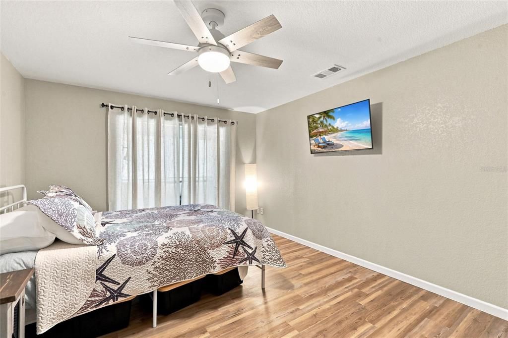 For Sale: $84,900 (1 beds, 1 baths, 735 Square Feet)