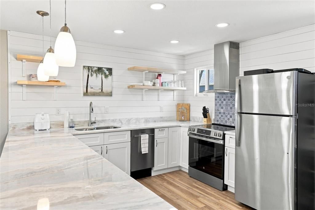 For Sale: $84,900 (1 beds, 1 baths, 735 Square Feet)