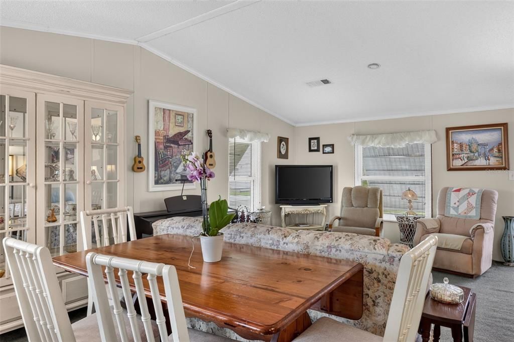For Sale: $179,000 (2 beds, 2 baths, 1056 Square Feet)