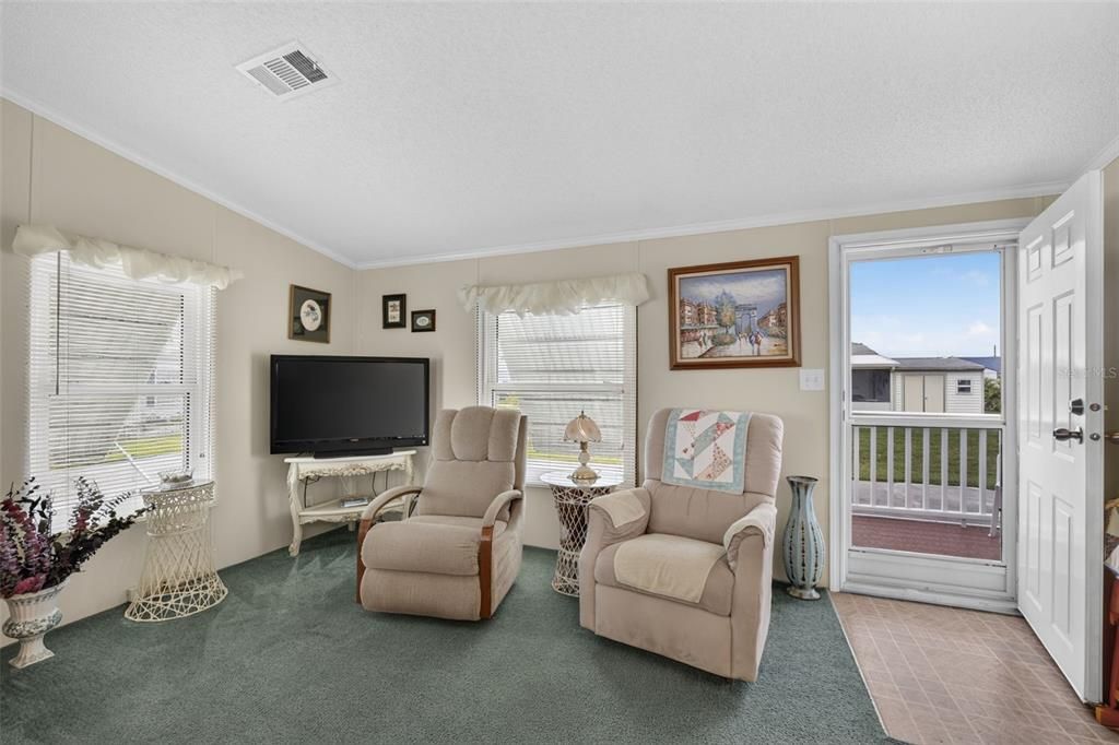 For Sale: $179,000 (2 beds, 2 baths, 1056 Square Feet)