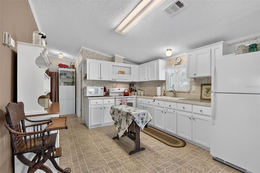 For Sale: $179,000 (2 beds, 2 baths, 1056 Square Feet)